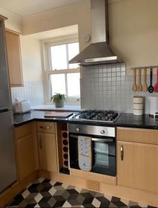 Dapur atau dapur kecil di Superb Top Floor Cornish Barn Conversion Apartment