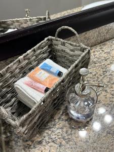 una cesta con un frasco de cristal en un mostrador en Hidden Gem at Med Center 2BR & 2BA Apartment en Houston