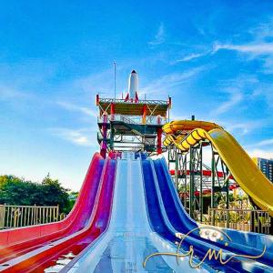 カルダス・ノバスにあるPiazza diRoma RM Hopedagem com Acesso Acqua Park/Splashの虹色の滑り台付きのジェットコースター