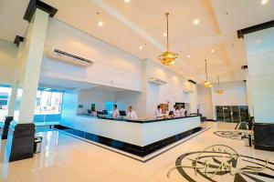カルダス・ノバスにあるPiazza diRoma RM Hopedagem com Acesso Acqua Park/Splashのカウンターに立つホテルロビー +50枚の写真