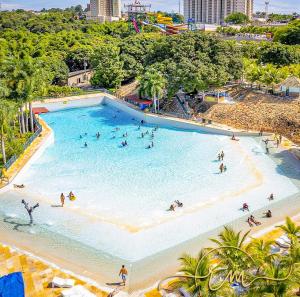eine Aussicht über einen großen Pool in einem Resort in der Unterkunft Piazza diRoma RM Hopedagem com Acesso Acqua Park/Splash in Caldas Novas