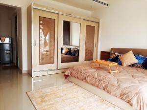 - une chambre avec un lit et une table en bois dans l'établissement Appartement African Chic, à Dakar