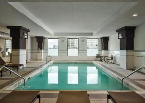 una piscina en una habitación grande con ventanas en Hyatt Place Denver Downtown, en Denver