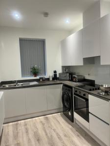 Majoituspaikan The Parkes - A Stylish 3BR House with free parking, 5 mins from Central Birmingham close to Edgbaston Cricket Ground, The University of Birmingham, Aston and BCU, Moseley, Kings Heath and much more keittiö tai keittotila