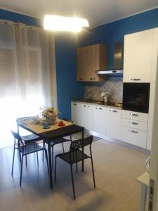 Una cocina con una mesa y sillas en una habitación. en Le Solite Holiday Rooms, en SantʼEufemia Lamezia 21 fotos más