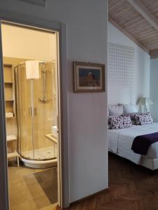 ポテンツァにあるTaverna Centomaniのベッドルーム1室(ベッド1台、ガラス張りのシャワー付)