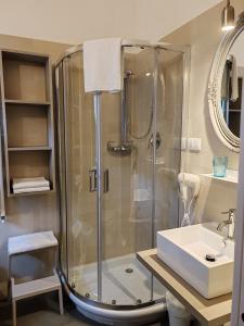 La salle de bains est pourvue d'une douche et d'un lavabo. dans l'établissement Taverna Centomani, à Potenza