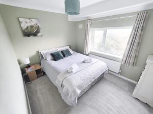 a bedroom with a bed and a window at Entire 3 bed house/free private parking, garden in Falmer