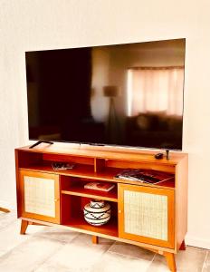 TV a/nebo společenská místnost v ubytování Adobe Hideaway House