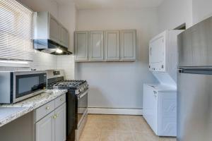 Ett kök eller pentry på Cozy bedroom 6 minutes from Newark Liberty International Airport Rm C
