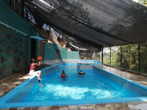 un grupo de personas jugando en una piscina en Rancho paola nature, en Cotuí