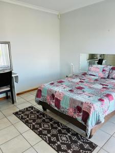 1 dormitorio con 1 cama en una habitación con piano en Crayfish en Vredenburg