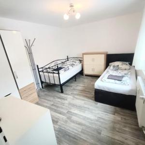 een slaapkamer met 2 bedden in een kamer bij Hattersheim 3 Room Apartment in Hattersheim