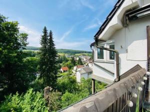 einen Balkon eines Hauses mit Stadtblick in der Unterkunft Ferienwohnungen mitten im Grünen in Löhnberg
