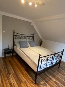 ein Schlafzimmer mit einem Bett in einem Zimmer in der Unterkunft Ferienwohnungen mitten im Grünen in Löhnberg