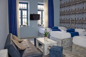 een woonkamer met twee bedden en een bank bij Check Point Hotel in Tbilisi City