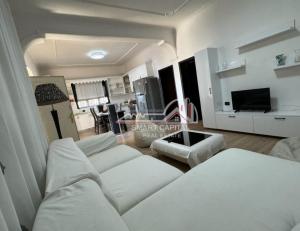 sala de estar con 2 sofás blancos y TV en house for rent vlore en Vlorë
