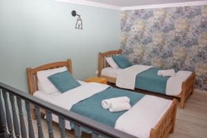 Een bed of bedden in een kamer bij Check Point Hotel