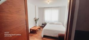 - une petite chambre avec un lit et une fenêtre dans l'établissement HOSPEDAJE TURISTICO CHORRILLOS Sueños de Luna INN, à Lima