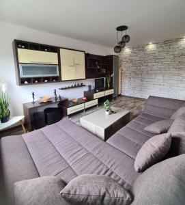 uma sala de estar com 2 camas e uma cozinha em Cosy escape em Sfântu Gheorghe