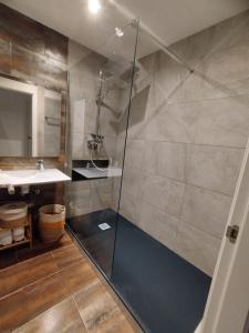 Ванная комната в Llançà Apartament Platja Cau del Llop