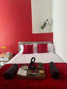- une chambre dotée d'un lit avec un mur rouge dans l'établissement Quirky Oasis Anfield, à Liverpool
