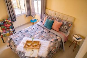 a bedroom with a bed with a table on it at Casa 3 min Shopping Pelotas- Com 1 Suíte, 2 Quartos Climatizados, Piscina e Estacionamento 2 carros in Pelotas +81 photos
