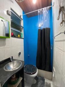 y baño con lavabo y aseo. en Kitinete Ipanema, en Río de Janeiro