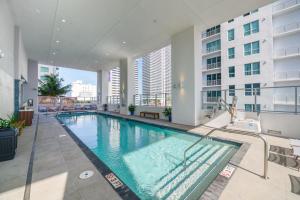 una piscina cubierta en un edificio con un edificio en Magnificent One-Bedroom At YotelPad Miami, en Miami