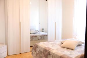 a bedroom with a bed and a mirror at Ca' Toni d'sovra in Bagnone