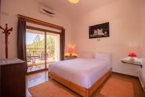 a bedroom with a bed and a large window at Dar l'eau Vive in Bine el Ouidane