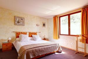 アンデューズにあるLes Jardins de Valaurieのベッドルーム(大型ベッド1台、窓付)