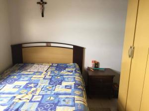 a bedroom with a bed with a quilt on it at Casa de frente ao mar Enseada de Brito in Enseada do Brito