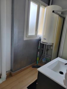 kuchnia ze zlewem i oknem w obiekcie Le Solemare Appartement T3 Face Mer Cayeux sur Mer w mieście Cayeux-sur-Mer +13 zdjęć