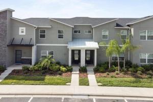 une maison avec un aménagement paysager devant elle dans l'établissement NEW Disney Golf Private Pool Gym Waterpark Resort, à Kissimmee