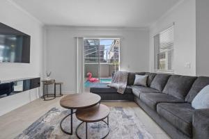 ein Wohnzimmer mit Sofa und Tisch in der Unterkunft NEW Disney Golf Private Pool Gym Waterpark Resort in Kissimmee