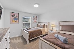 ein Schlafzimmer mit zwei Betten und einem Fenster in der Unterkunft NEW Disney Golf Private Pool Gym Waterpark Resort in Kissimmee