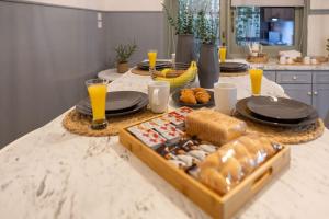 una barra de cocina con una mesa con pan y zumo de naranja en Garibaldi en Ioánina