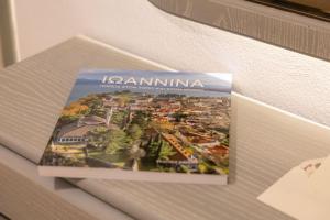 una revista sentada sobre una mesa en Garibaldi en Ioánina