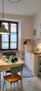 une cuisine avec une table en bois et une salle à manger dans l'établissement Ca' di Rosy, à Ivrea