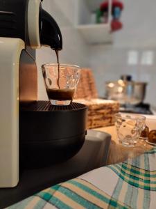 une tasse de café est déversée dans un verre dans l'établissement Ca' di Rosy, à Ivrea