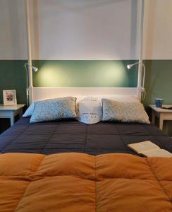 - une chambre avec un grand lit et 2 oreillers dans l'établissement Ca' di Rosy, à Ivrea