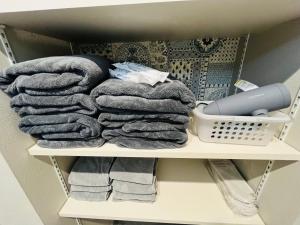 a pile of towels on a shelf in a closet at 村の小さなお宿　おきな in Tosa