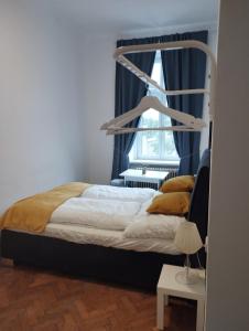 um quarto com uma cama e uma janela em RP-Stay em Viena