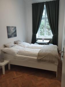 - une chambre avec un grand lit en face d'une fenêtre dans l'établissement RP-Stay, à Vienne