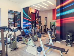 een fitnessruimte met diverse loopbanden en hometrainers bij São Paulo Hotel Adagio Times Square Moema in Sao Paulo