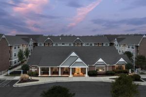 an exterior view of a hotel with a building at Residence Inn Kansas City Overland Park in Overland Park