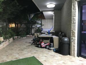 een kleine scooter geparkeerd op een patio bij Michael House in Jeruzalem