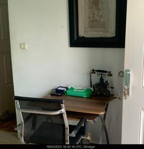 una scrivania in camera con telefono di Studio Salam a Ziguinchor