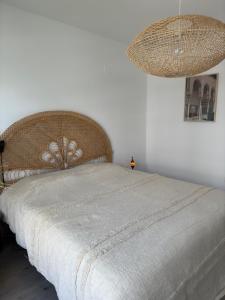 1 dormitorio con 1 cama con cabecero de ratán en Aguacate beach golf appartement, en Motril